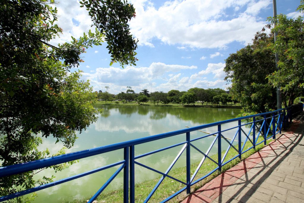 Foto que ilustra matéria sobre parques das aguas mostra a vista do parque das aguas com um lago e arvore em volta