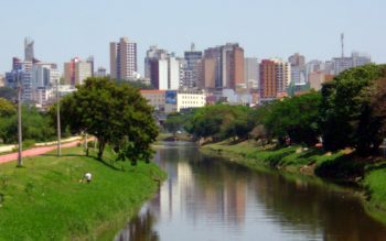 vista do rio sorocaba, com vista dos prédios da cidade ao fundo