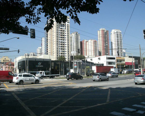 Foto que ilustra matéria sobre bairros bons e baratos de SP mostra um trecho da Avenida Salim Farah Maluf, na Mooca, com carros transitando em primeiro plano e grandes prédios residenciais ao fundo.