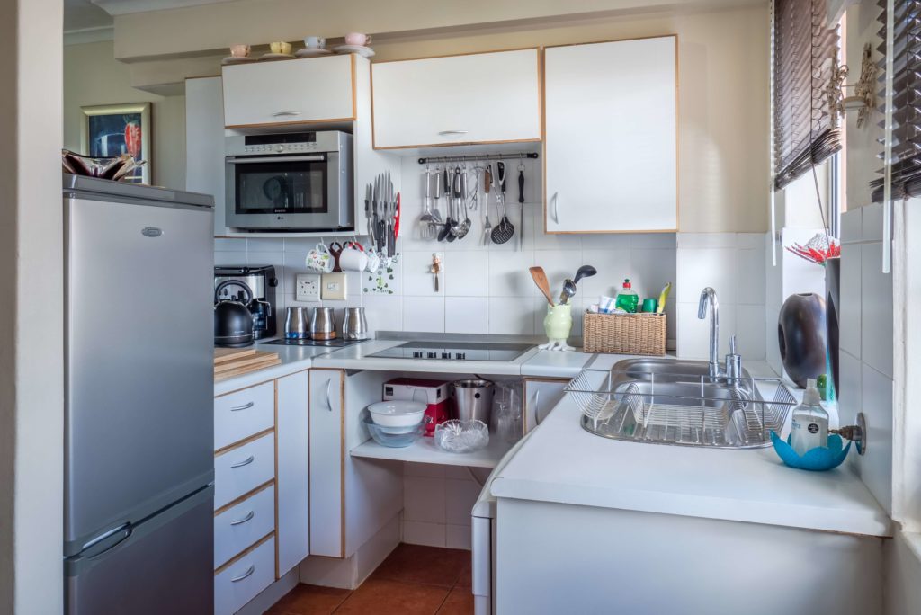cozinha pequena, com armários de MDF, brancos