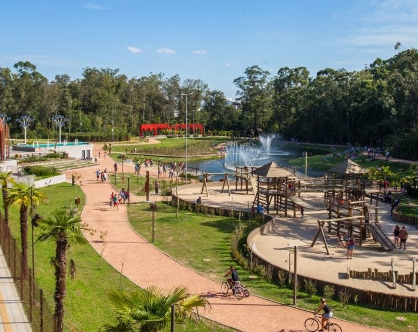 vista aérea do Parque Municipal Getúlio Vargas, em Canoas. Imagem mostra pessoas andando pelas pistas de cooper, andando de bicicleta e árvores em volta - imagem da Prefeitura de Canoas