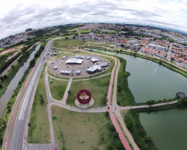 imagem aérea do parque das águas. Vista das pistas de corrida, lagos e casas do lado direito