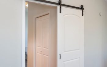 imagem mostra porta de correr branca, separando dois cômodos da casa