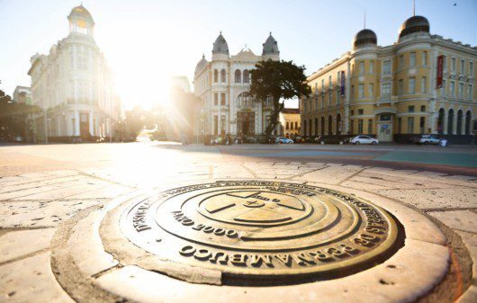 Foto que ilustra matéria sobre o que fazer em Recife mostra uma um pedaço do Marco Zero, conhecido como local de fundação da cidade, localizado no Centro Histórico.