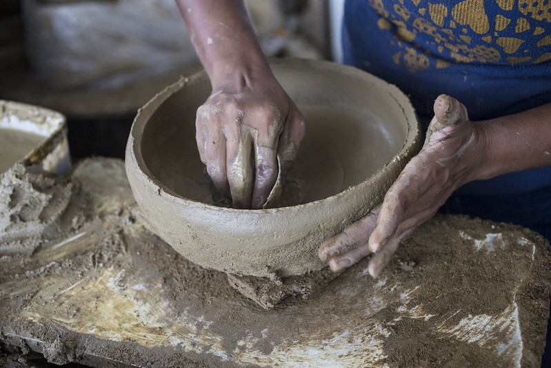 Foto que ilustra matéria sobre o que fazer em Vitória mostra uma paneleira de Goiabeiras fazendo uma panela à mão. Foto: Vitor Jubini/MTur
