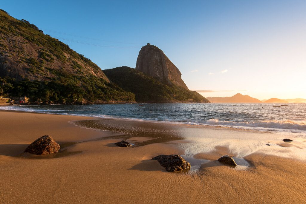 Foto que ilustra matéria sobre praias no RJ mostra a Praia Vermelha