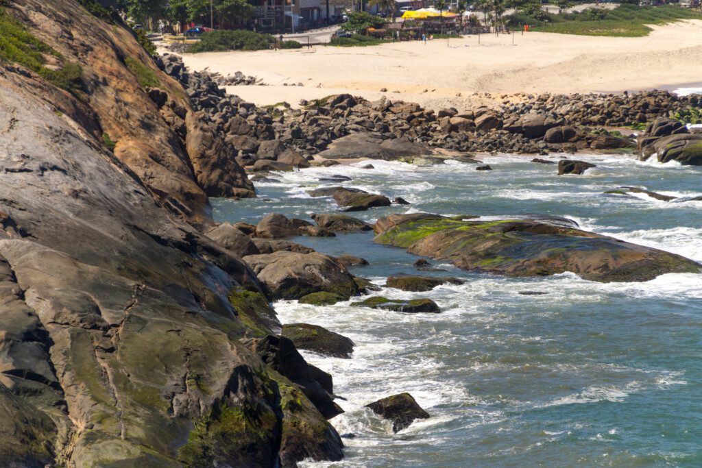 Foto que ilustra matéria sobre praias do Rio de Janeiro mostra a Praia da Macumba