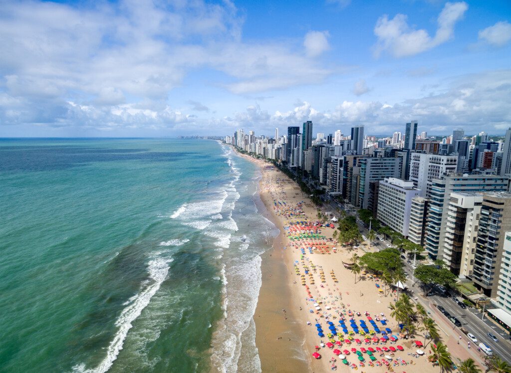 Foto que ilustra matéria sobre o que fazer em Recife mostra a Praia de Boa Viagem