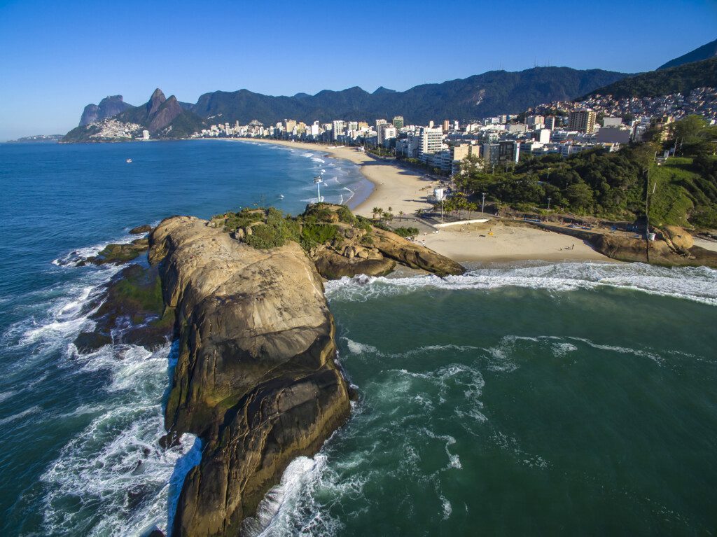 Foto que ilustra matéria sobre praias no RJ mostra a Praia do Arpoador