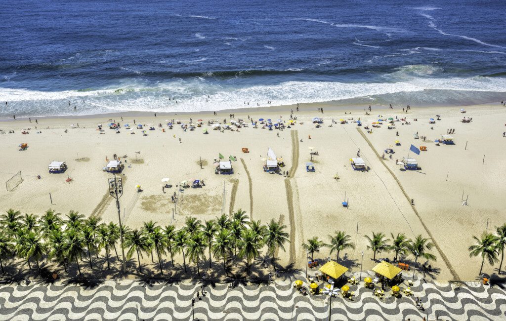 Foto que ilustra matéria sobre praias no RJ mostra a Praia de Copacabana