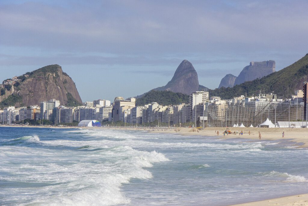 Foto que ilustra matéria sobre praias no RJ mostra a Praia do Leme