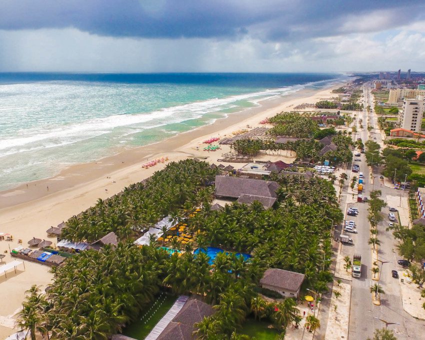 Foto que ilustra matéria sobre bairros de Fortaleza mostra uma vista aérea da Praia do Futuro