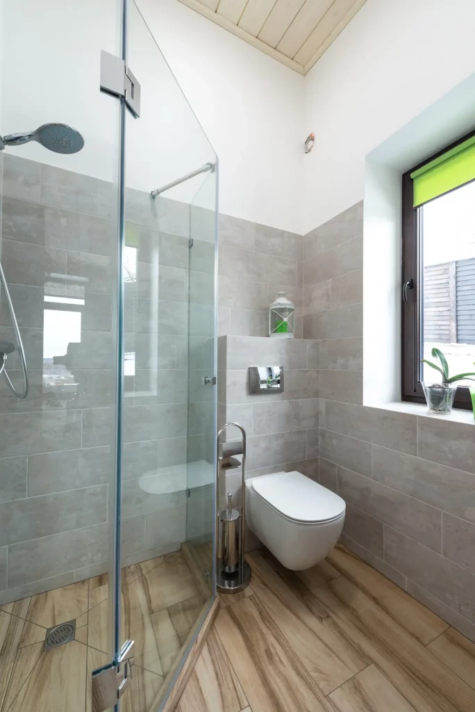 Foto de banheiro pequeno com box de vidro transparente liso moderno e com dobradiças em alumínio.