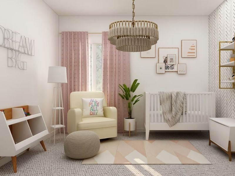 decoração de quarto de bebê em estilo clássico. Há um berço, uma poltrona, cômoda, tapete, pufe e cortinas, em tons brancos, bege e rosados.