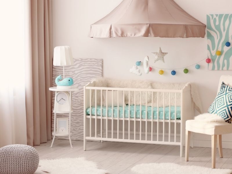 decoração em estilo romântico em quarto de bebê