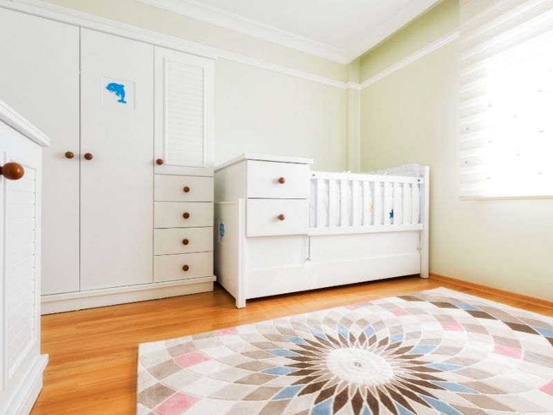 guarda roupas e cômoda infantis em quarto de bebê
