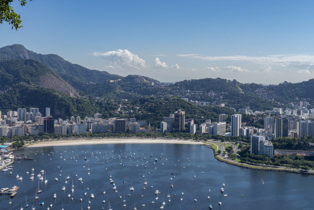 Foto que ilustra matéria sobre praias no RJ mostra a Praia de Botafogo