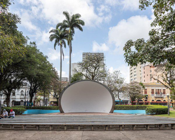 Foto que ilustra matéria sobre parques em Vitória mostra uma concha acústica localizada no Parque Moscoso, com árvores ao redor e prédios ao fundo.