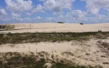 Foto que ilustra matéria sobre dunas em Fortaleza mostra as montanhas de areia da praia de Sabiaguaba
