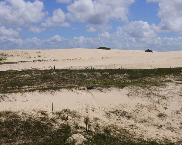 Foto que ilustra matéria sobre dunas em Fortaleza mostra as montanhas de areia da praia de Sabiaguaba