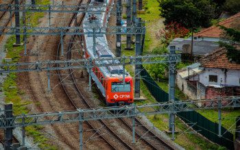 Foto que ilustra matéria sobre a Estação São Caetano mostra um trem vermelho, da Companhia Paulista de Trens Metropolitanos (CPTM), passando por uma ferrovia.
