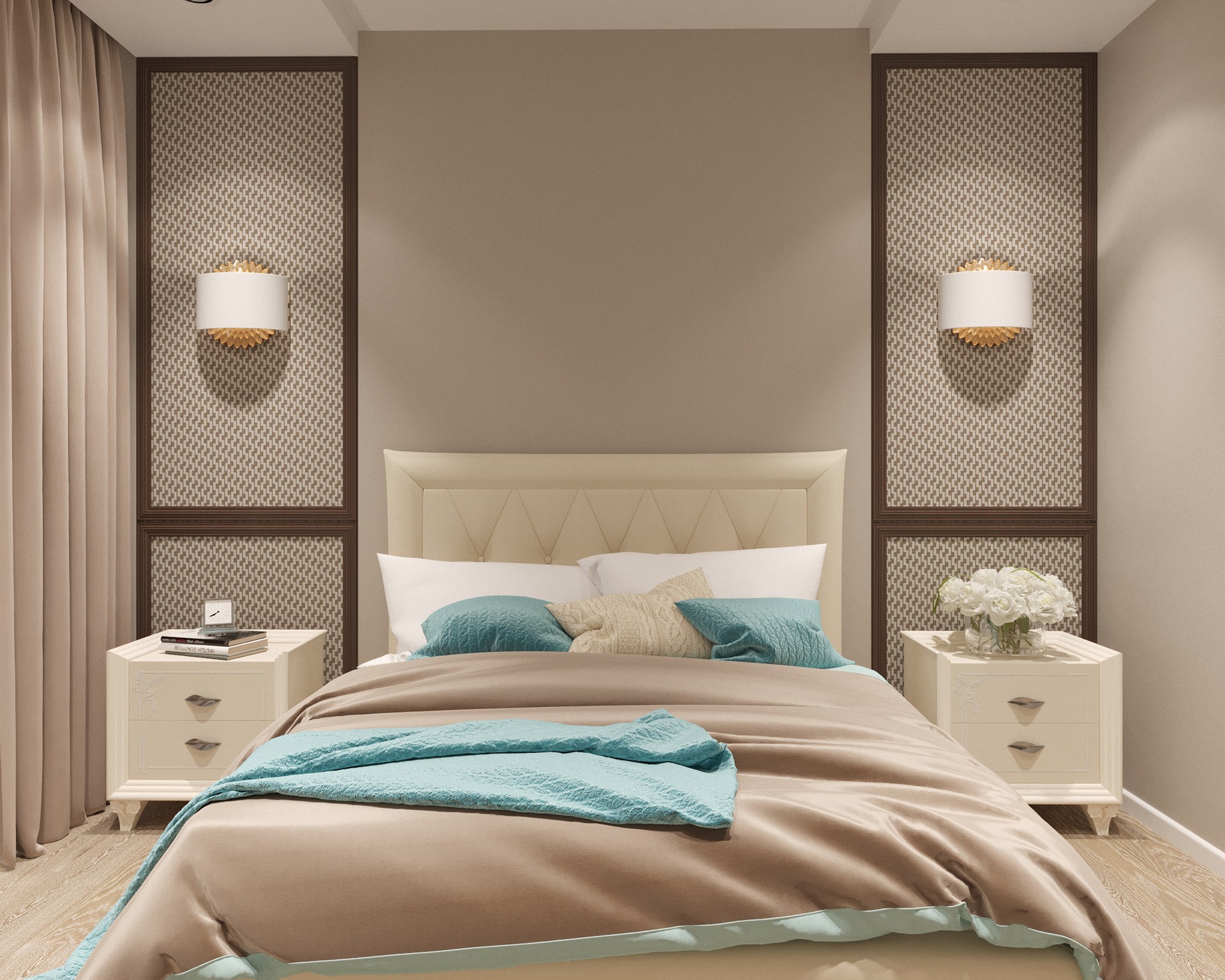 Imagem de um quarto pequeno com uma cama de casal no centro, duas mesinha de cabeceira, paredes na cor de creme e duas luminárias na parede 