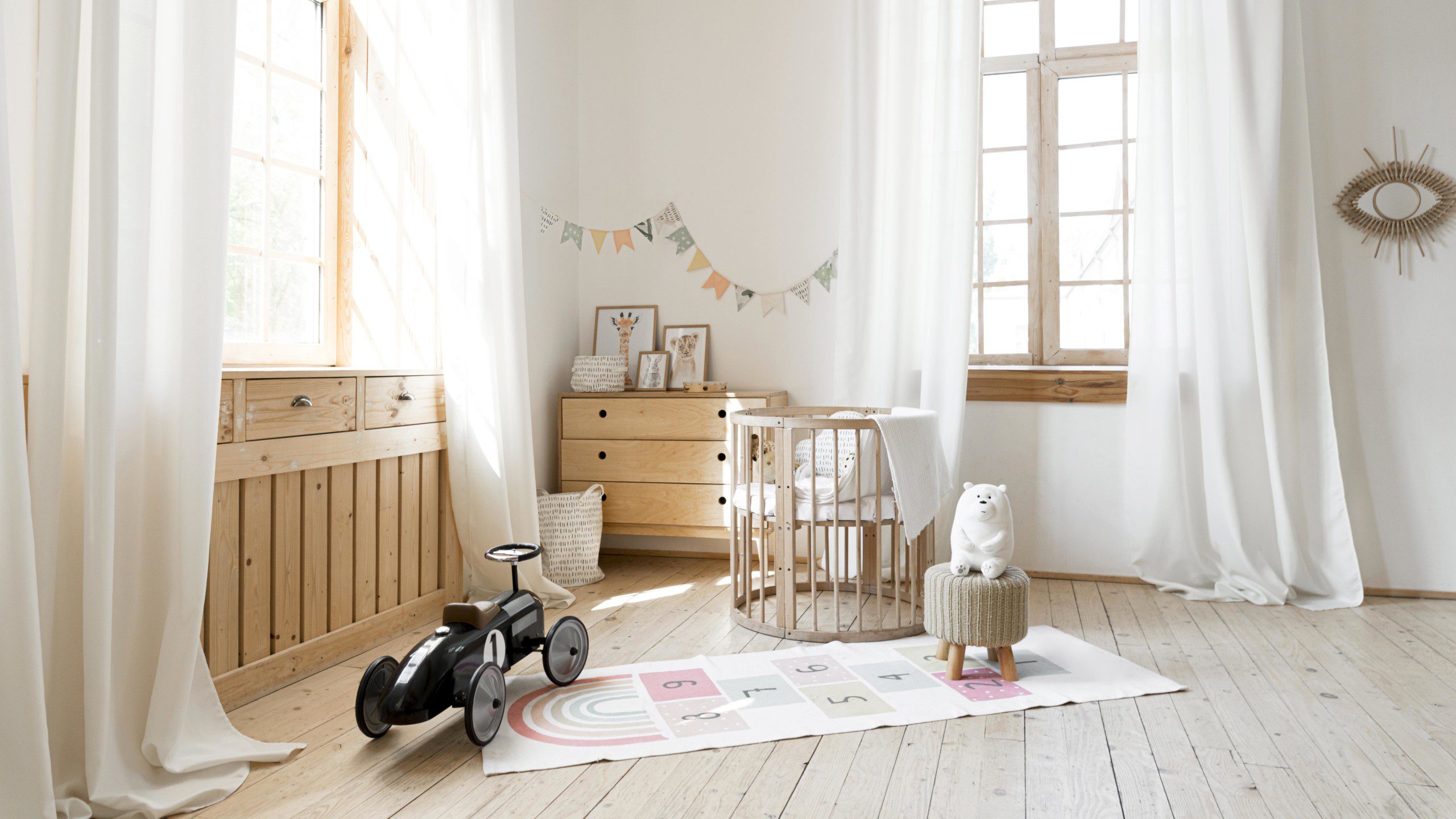 Decoração de quarto infantil estilo boho com detalhes em madeiras, tons neutros e móveis vintage.