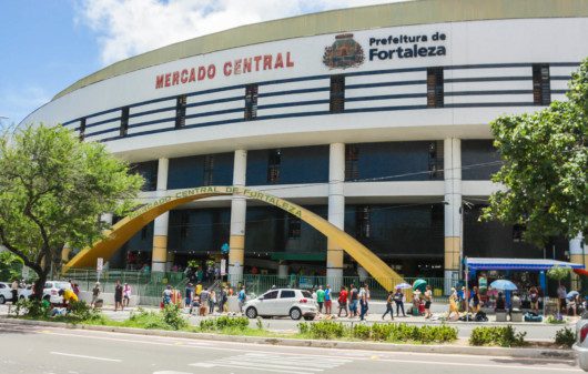 Foto que ilustra matéria sobre o Mercado Central de Fortaleza mostra a fachada do prédio onde funciona o mercado.