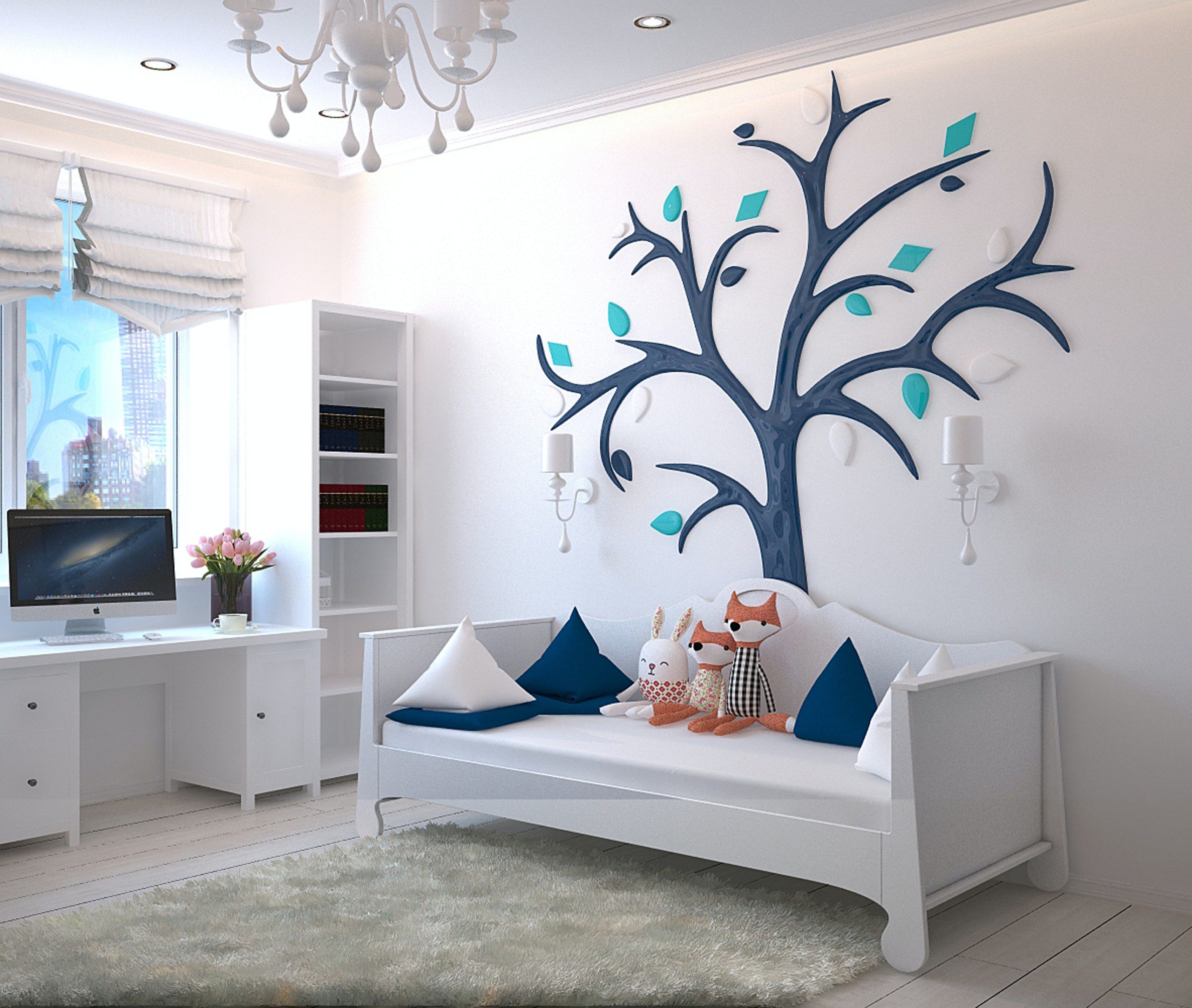 Decoração de quarto infantil com uma árvore de adesivo de parede e raposas de pelúcia decorativas.