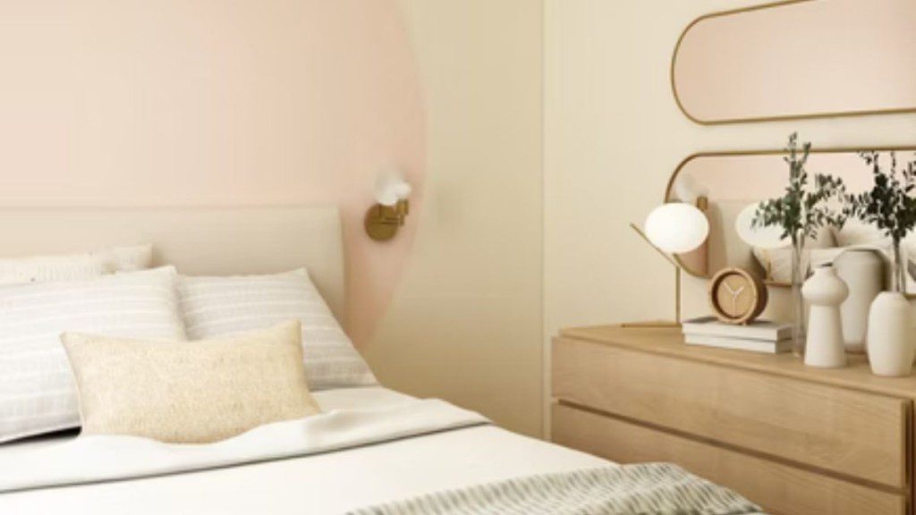 quarto de casal com cores neutras, como rosa bem claro, branco e madeira claro
