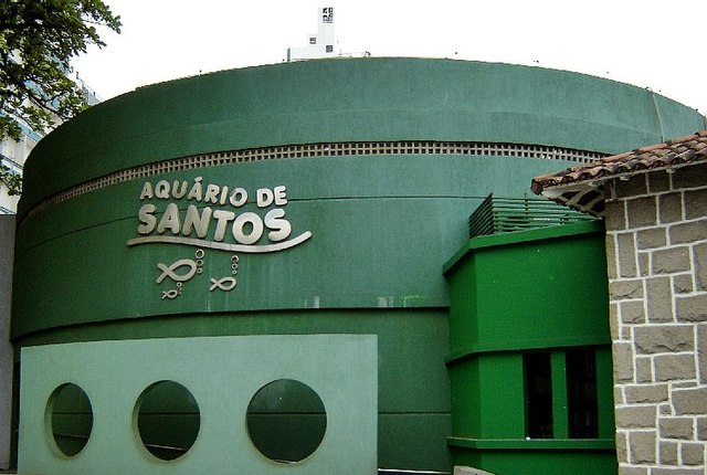 Foto que ilustra matéria sobre o que fazer em Santos mostra a entrada do Aquário Municipal de Santos