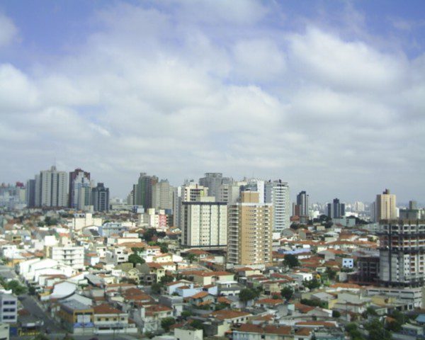 Foto que ilustra matéria sobre os bairros de São Caetano do Sul mostra uma imagem panorâmica da cidade, com diversas casas mais para o lado esquerdo e prédios muito altos entre o meio da tela e mais para o fundo.