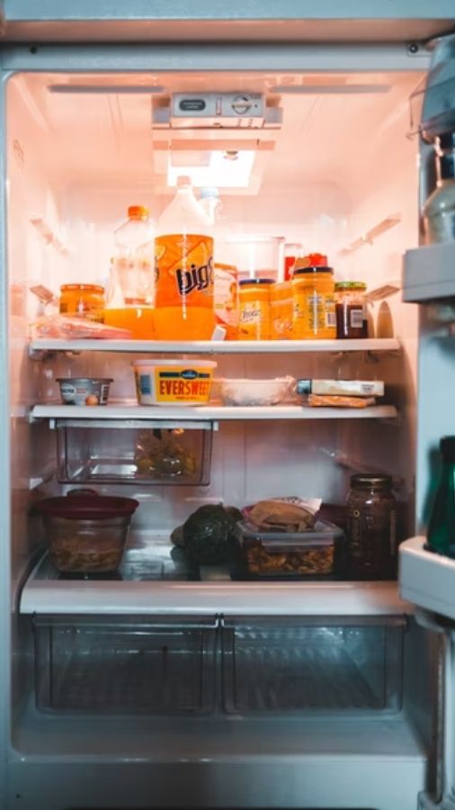 imagem de uma geladeira aberta