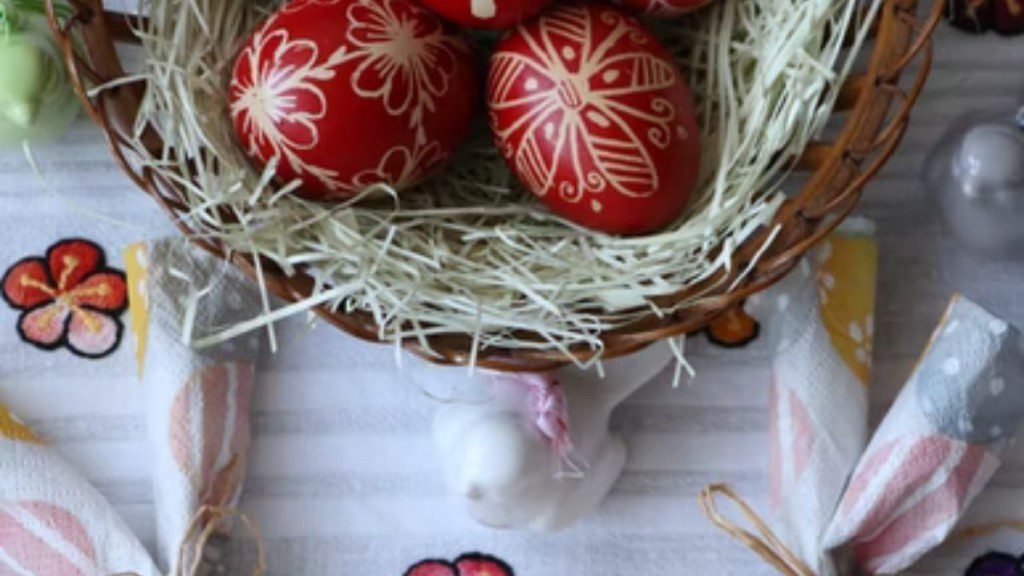 ovos de páscoa vermelhos dentro de uma cesta