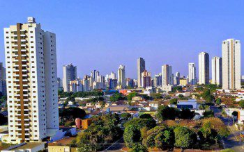 Foto que ilustra matéria sobre custo de vida em Goiânia mostra uma panorâmica do bairro setor Bueno, com árvores e casas mais baixas ao centro da imagem e prédios mais altos nas laterais e ao fundo.