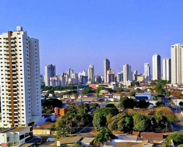 Foto que ilustra matéria sobre custo de vida em Goiânia mostra uma panorâmica do bairro setor Bueno, com árvores e casas mais baixas ao centro da imagem e prédios mais altos nas laterais e ao fundo.