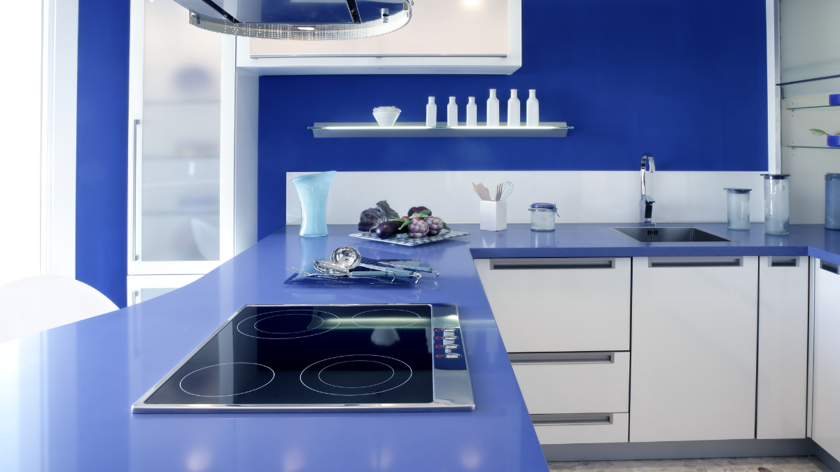 cozinha com bancada azul, pia cinza, e paredes azuis