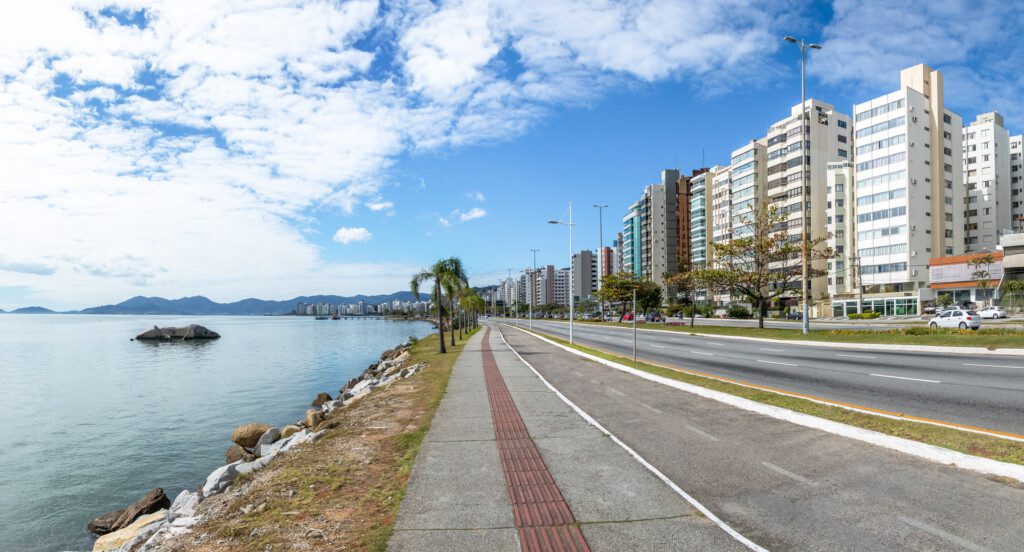 Foto que ilustra matéria sobre o que fazer em Florianópolis mostra a Avenida Beira Mar
