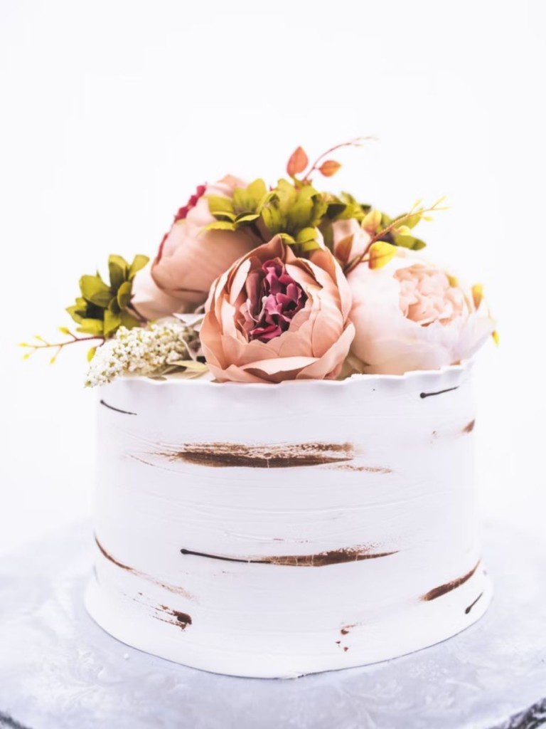 bolo de festa de noivado com flores em cima