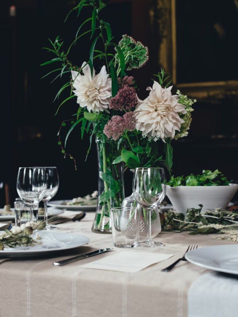 vaso de flores em arranjo de mesa posta com cores em tons sóbrios