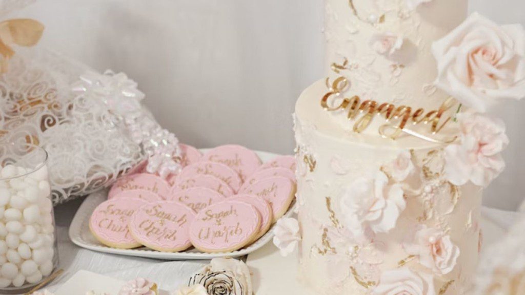 Decoração de noivado com bolo e doces no estilo romântico