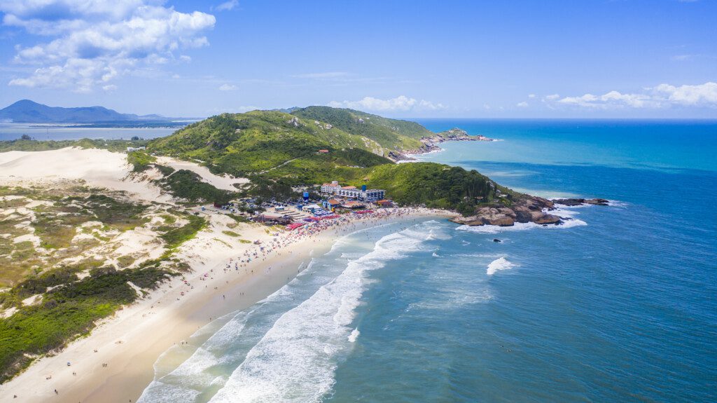 Foto que ilustra matéria sobre o que fazer em Florianópolis mostra a Praia da Joaquina.