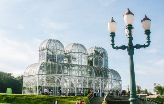Foto que ilustra matéria sobre parques em Curitiba mostra a visão do Parque Jardim Botânico em Curitiba