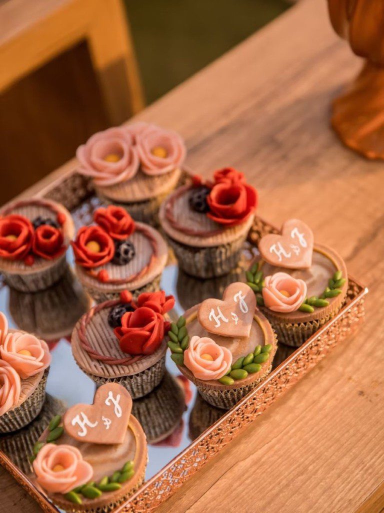 Lembrancinhas de festa de noivado, cupcakes decorativos sobre uma bandeja em cima de uma mesa