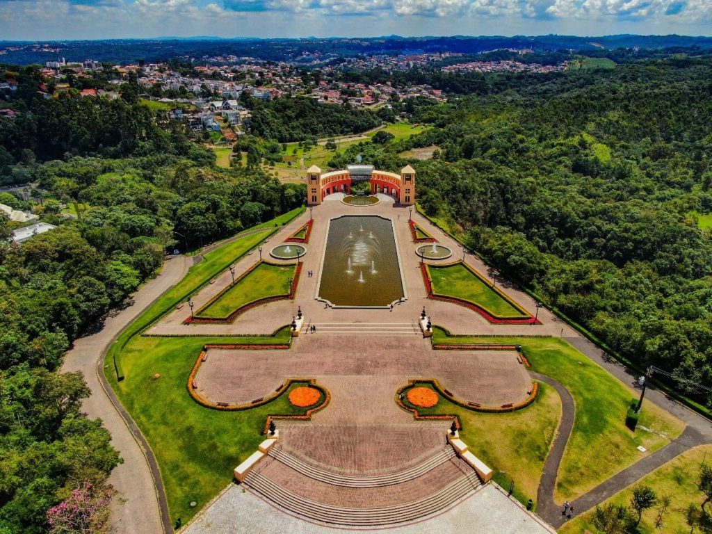 Foto que ilustra matéria sobre Parques em Curitiba mostra o mirante do Parque Tanguá durante o dia