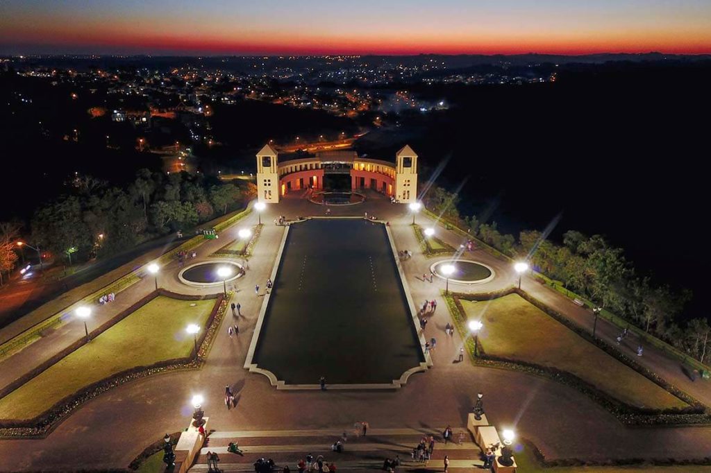Foto que ilustra matéria sobre Parques em Curitiba mostra o mirante do Parque Tanguá à noite