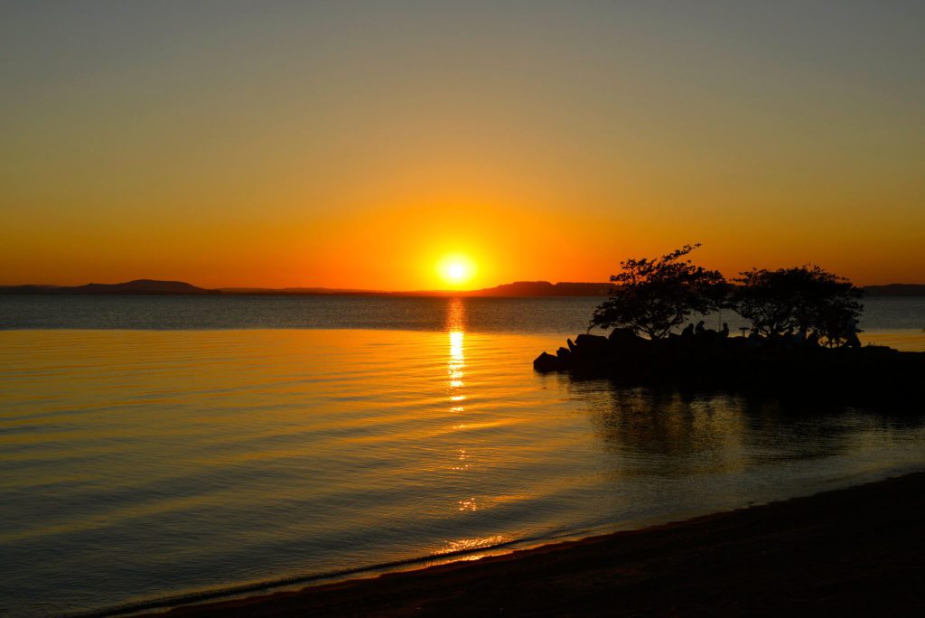 Foto que ilustra matéria sobre  praias de Porto Alegre mostra o Pôr do sol na Praia de Ipanema. 