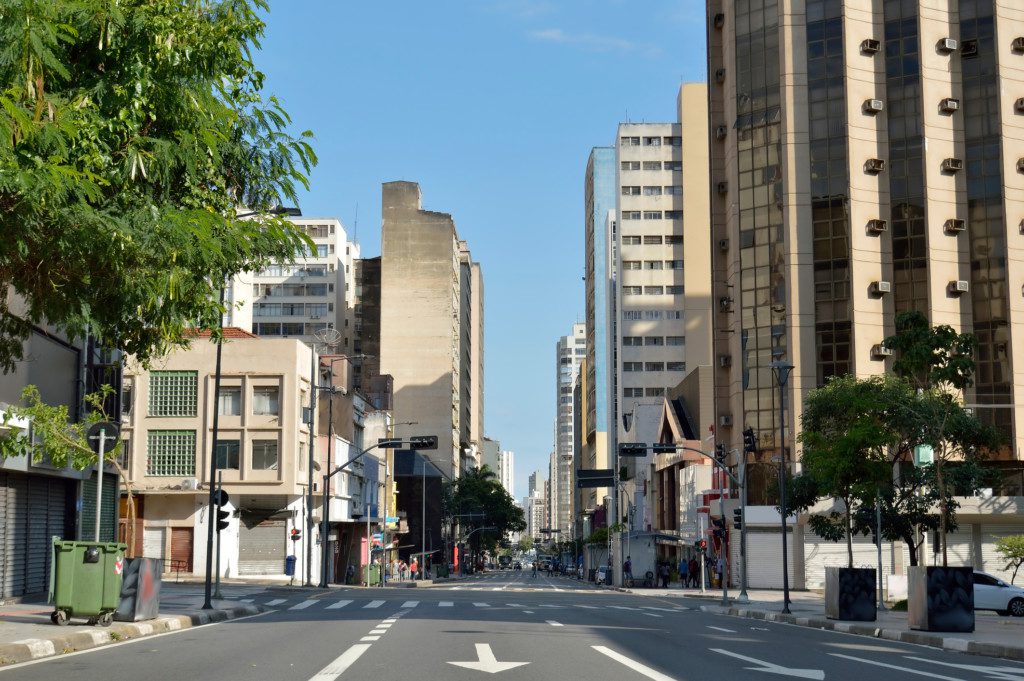 Imagem da Avenida Francisco Glicério, em Campinas, mostra prédios da cidade