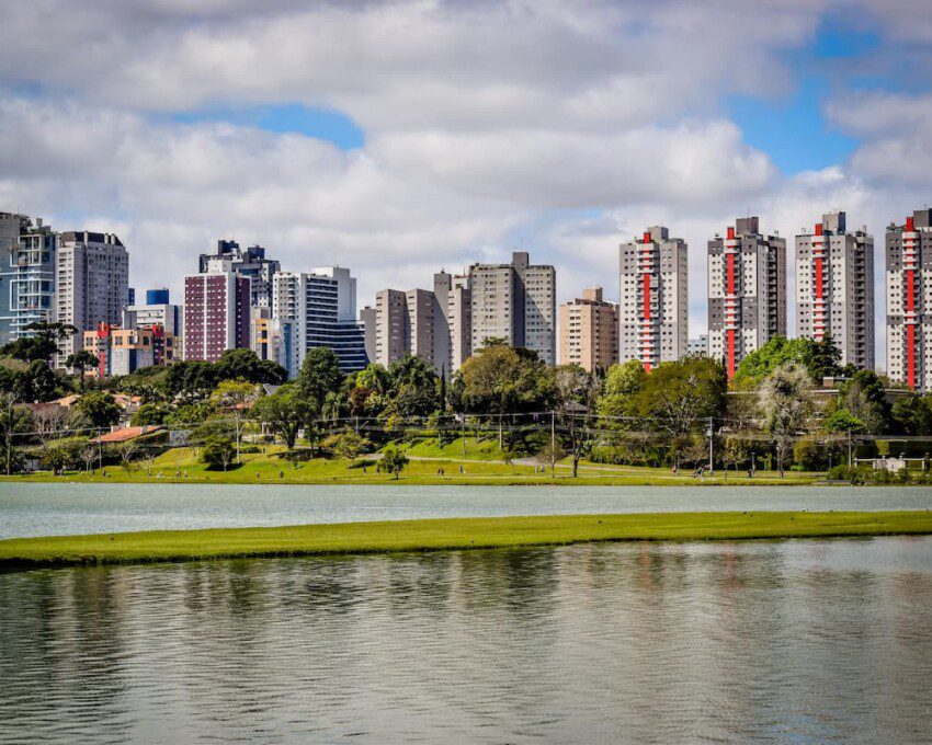 Imagem panorâmica da cidade de Curitiba.