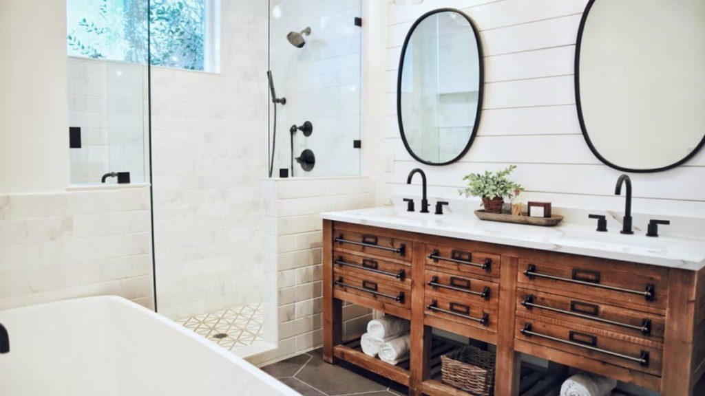 banheiro rústico com dois espelhos e duas pias, além de uma banheira e chuveiro